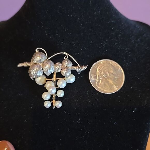 Vintage Brooche Pin, Real Pearls! Cluster Grapes & Leaves Design! - Picture 5 of 5